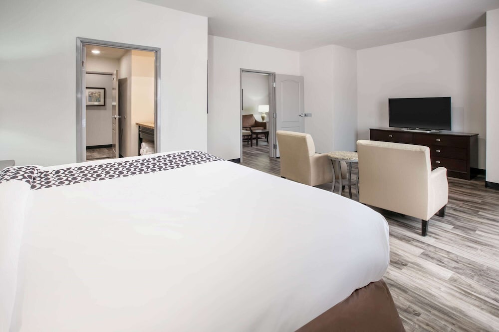 La Quinta Inn and Suites by Wyndham DFW Airport West - Euless 12/65