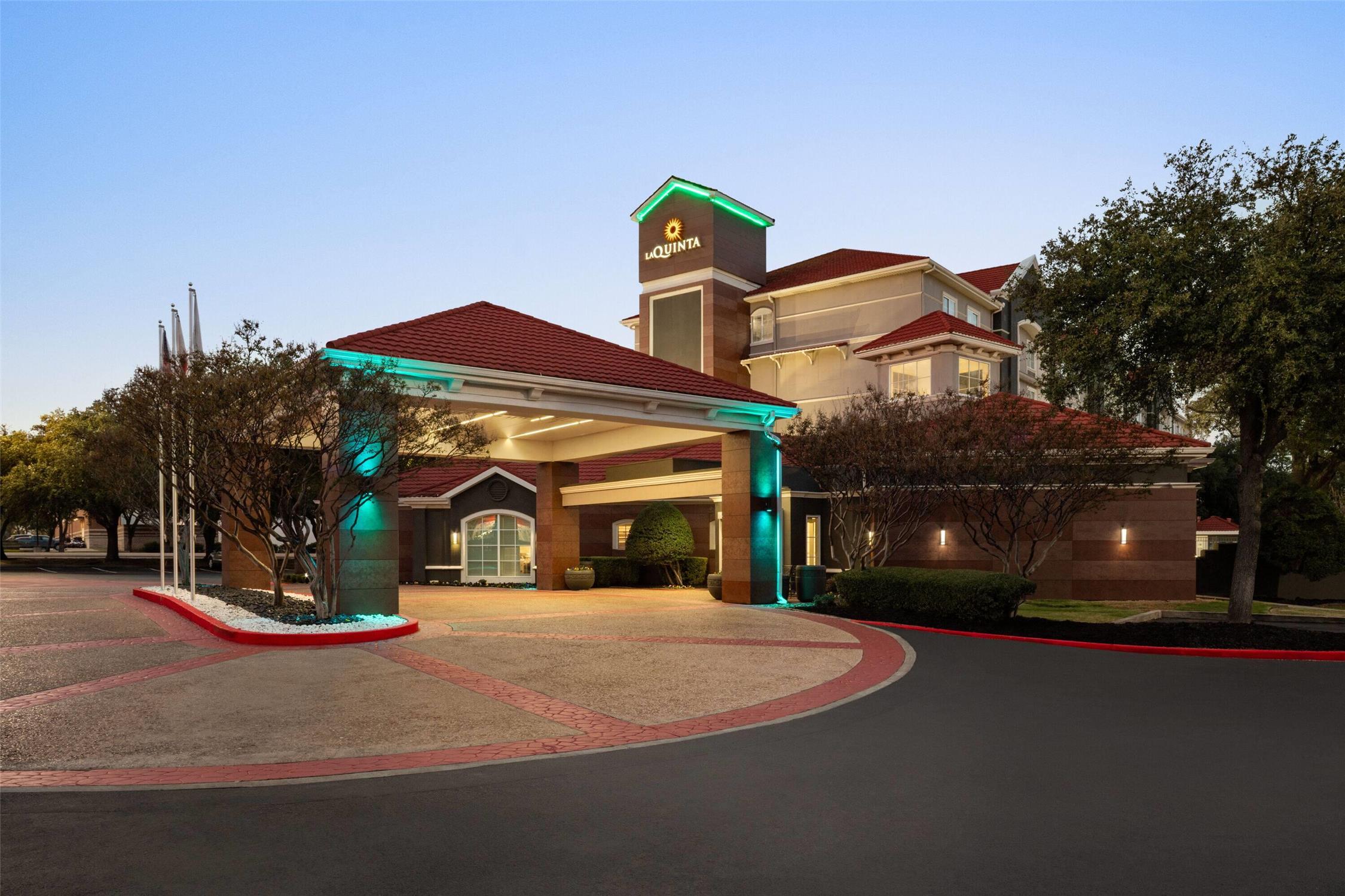 La Quinta Inn & Suites by Wyndham Dallas Arlington South 53/66