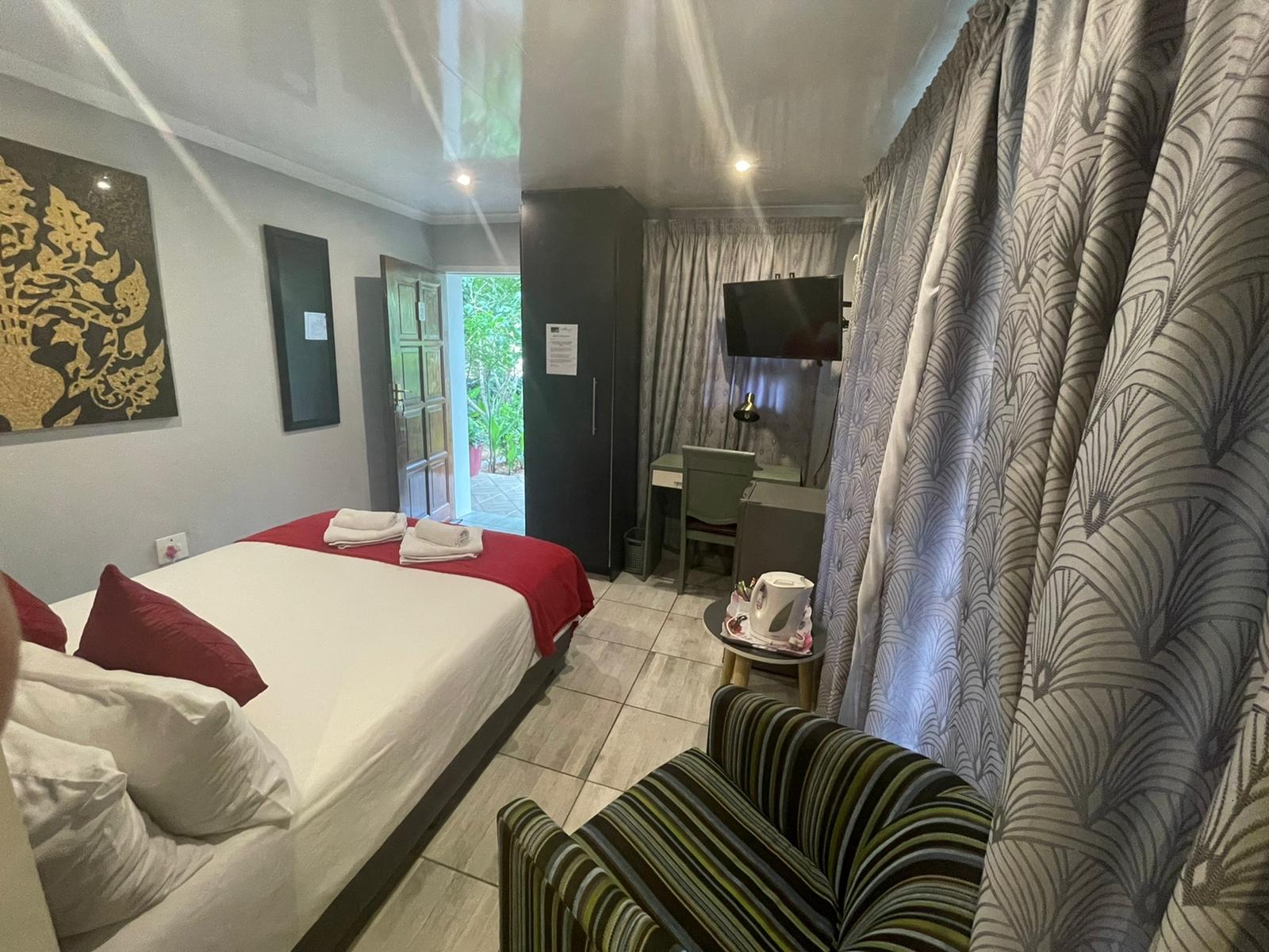 Room, Double Bed, Patio, Marion Lodge 3/3