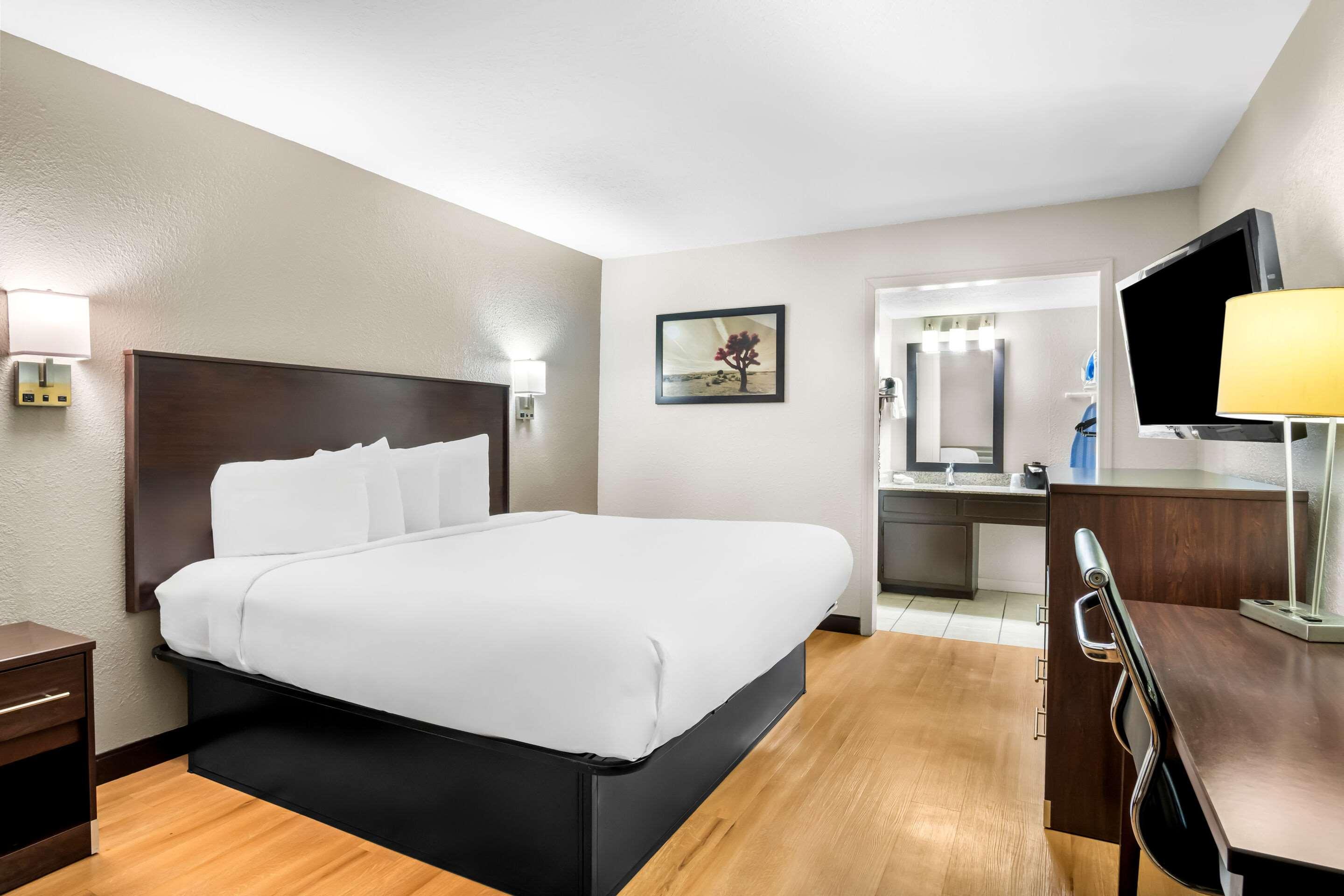 ROOM, KING BED, SMOKING