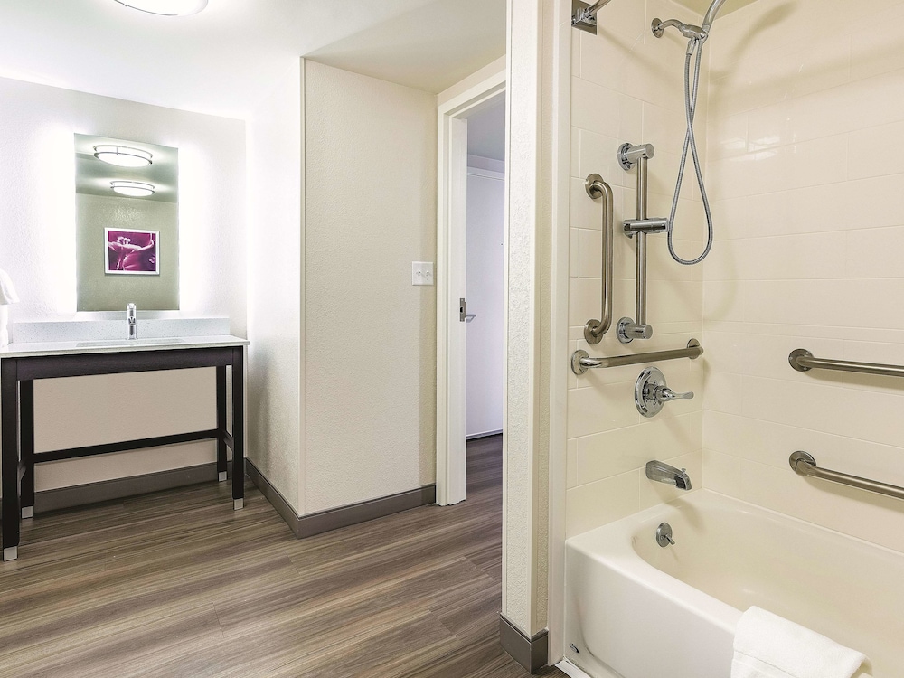 La Quinta Inn And Suites By Wyndham Salem Nh 17/42