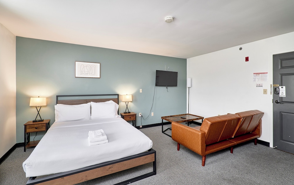DELUXE, TRIPLE, QUEEN BED, PRIVATE BATHROOM, SOFA