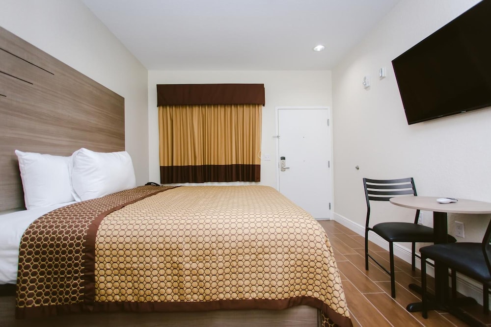 Scottish Inn & Suites 10/26