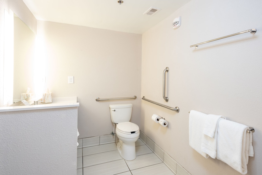 Holiday Inn Express Charleston US Hwy 17 & I-526 20/77
