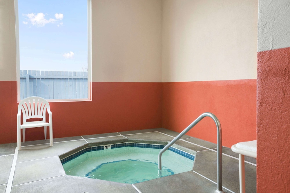 Super 8 by Wyndham Bellingham Airport/Ferndale WA 28/57