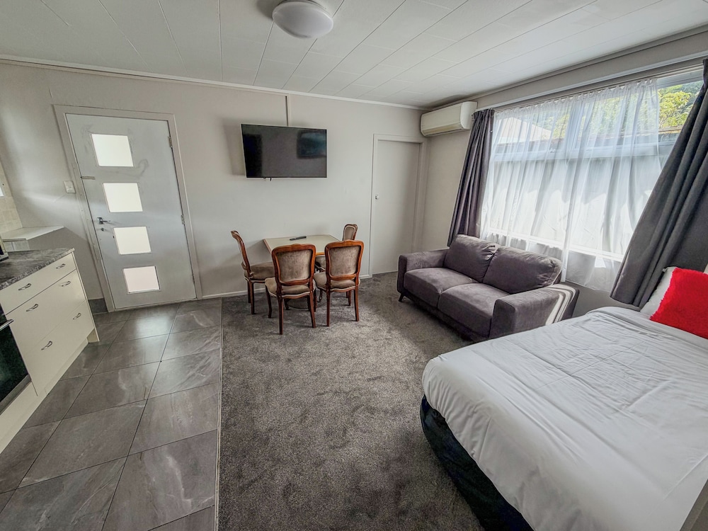 Dupont Executive Motels 27/66