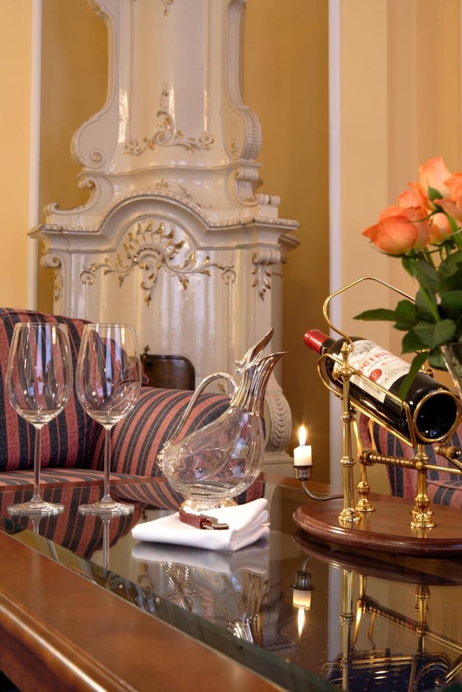 Embassy Hotel 25/40