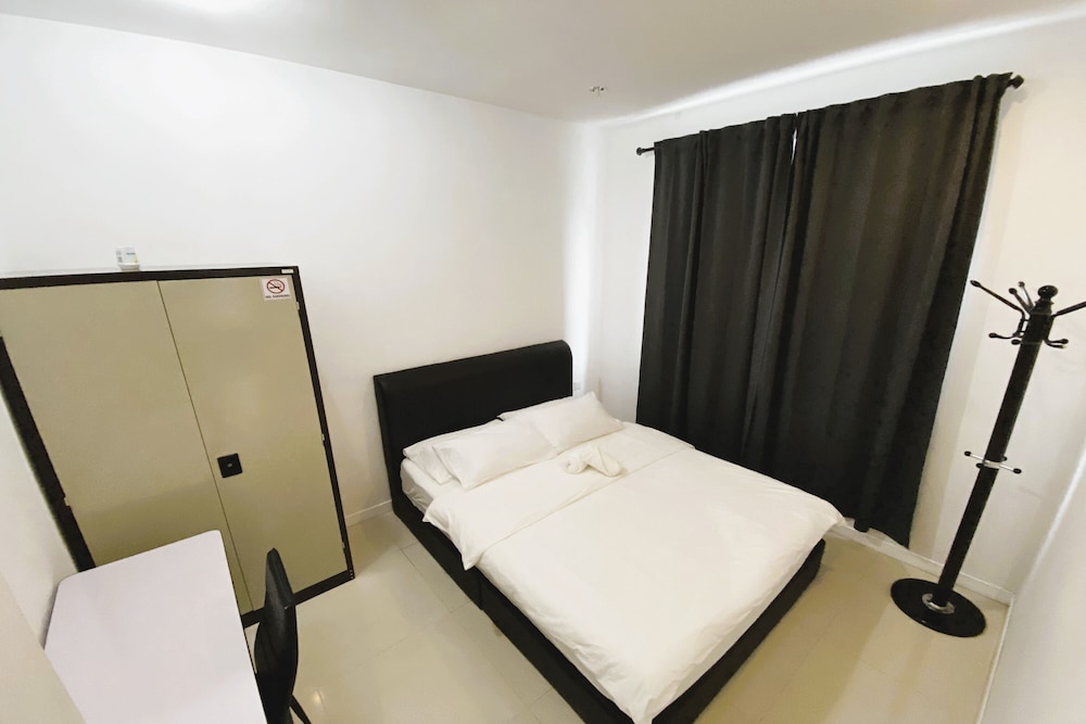 STANDARD, QUEEN BED, SHARED BATHROOM