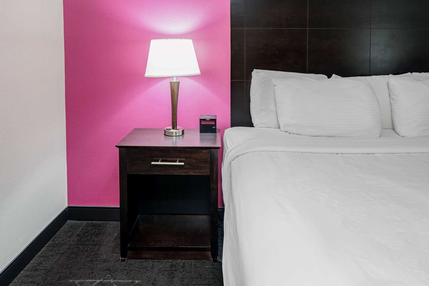 La Quinta Inn & Suites by Wyndham Dallas I-35 Walnut Hill Ln 24/46
