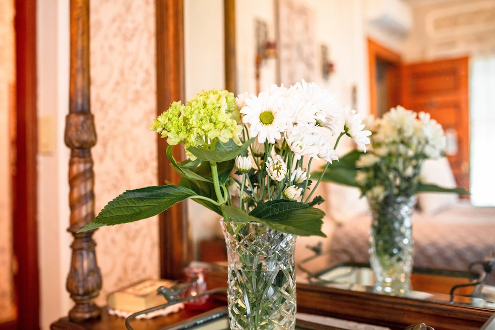 Mathis House, A Victorian Bed & Breakfast and Tea Room at 600 Main 25/50