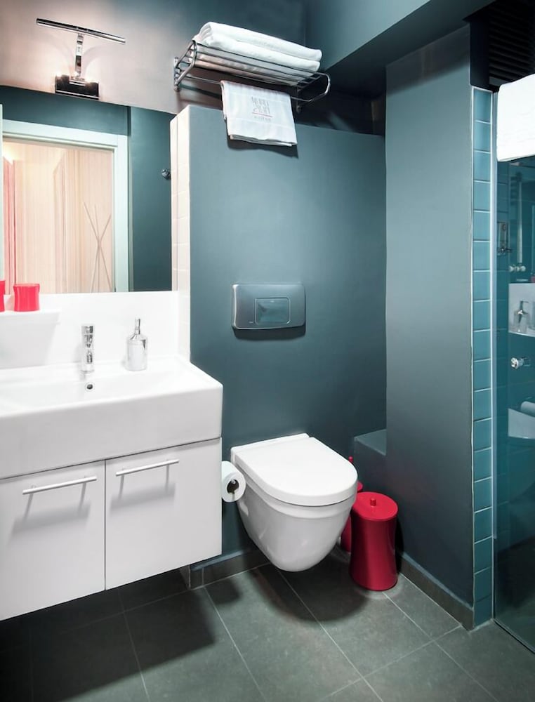 NURU ZIYA SUITES 80/82