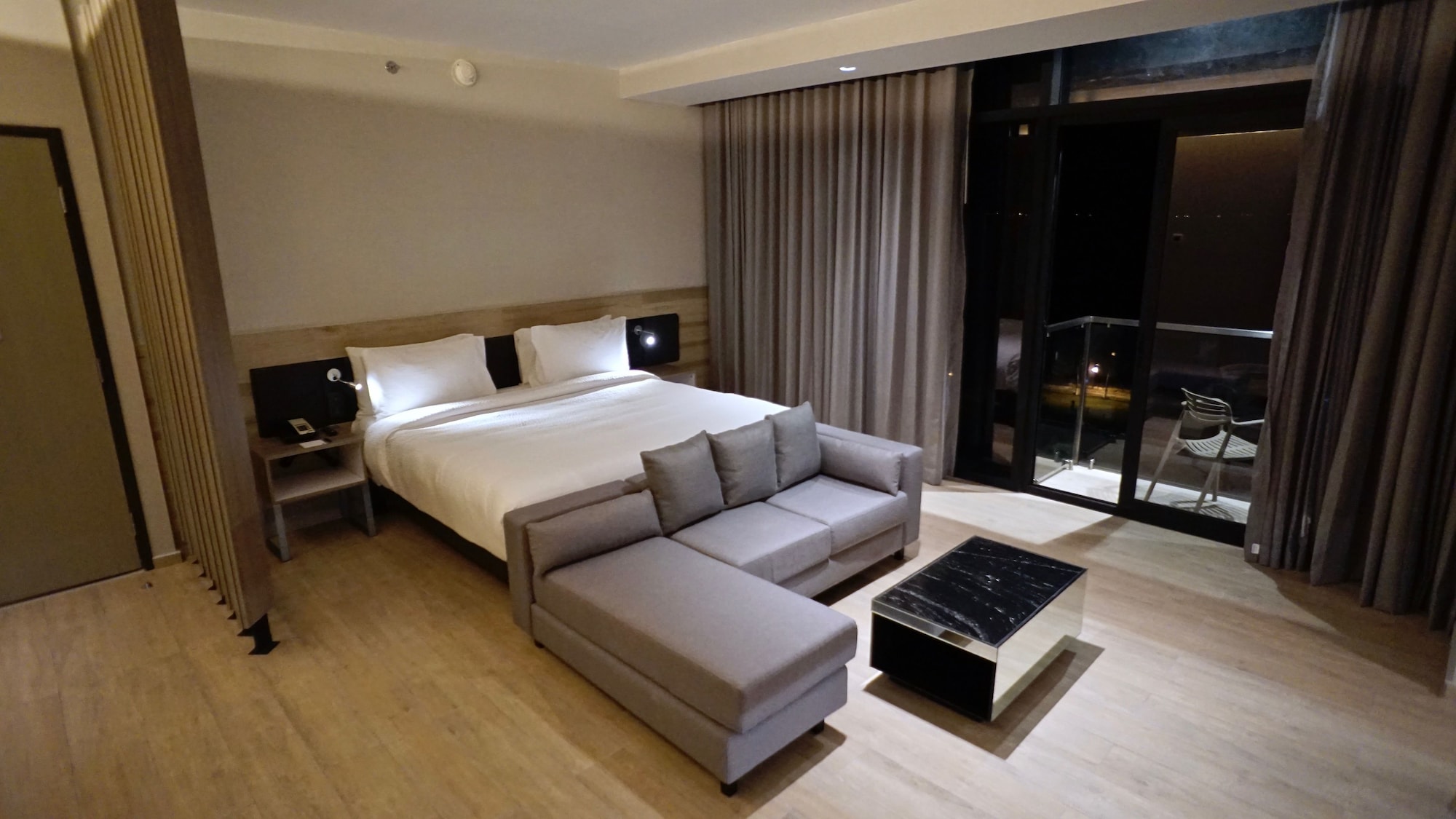 JUNIOR SUITE, KING BED, SEA VIEW