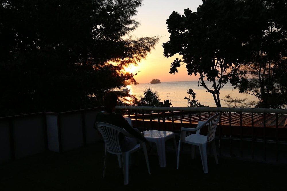 Ruan Mai Naiyang Beach Resort 68/76