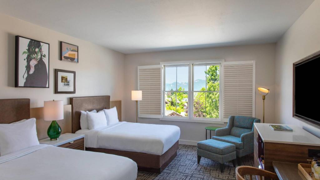 Junior Suite, Cottage, King Bed, Sofa, Patio, Ground Floor