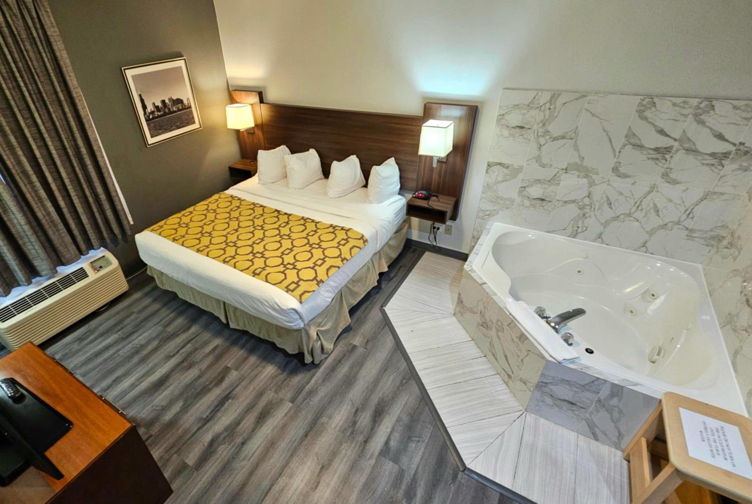 Suite, King Bed, Sofa, Jetted Tub