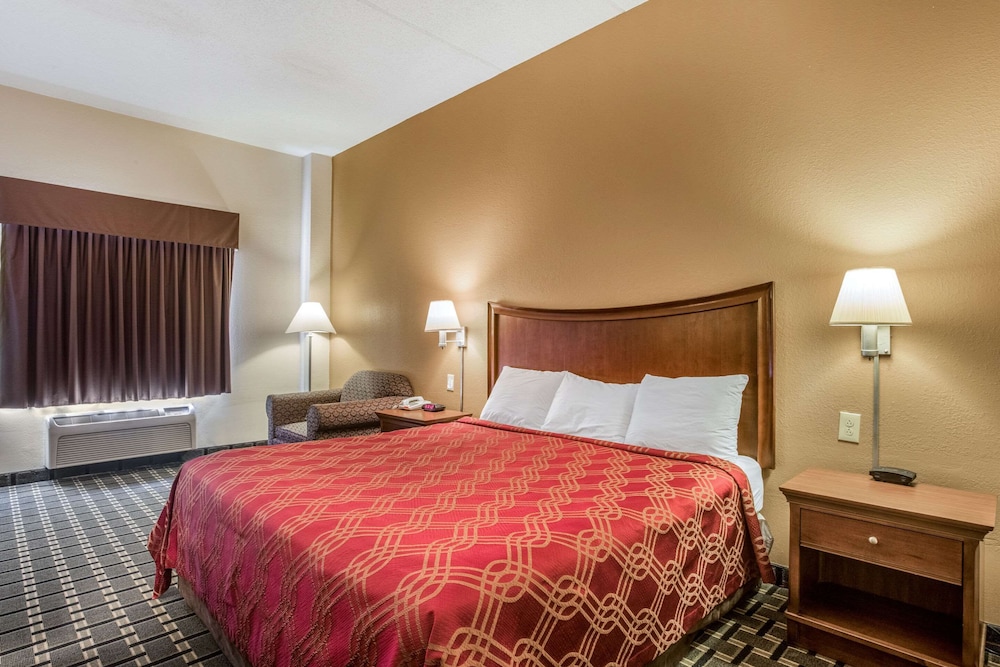 Econo Lodge Inn & Suites Marietta near Dobbins ARB 11/45