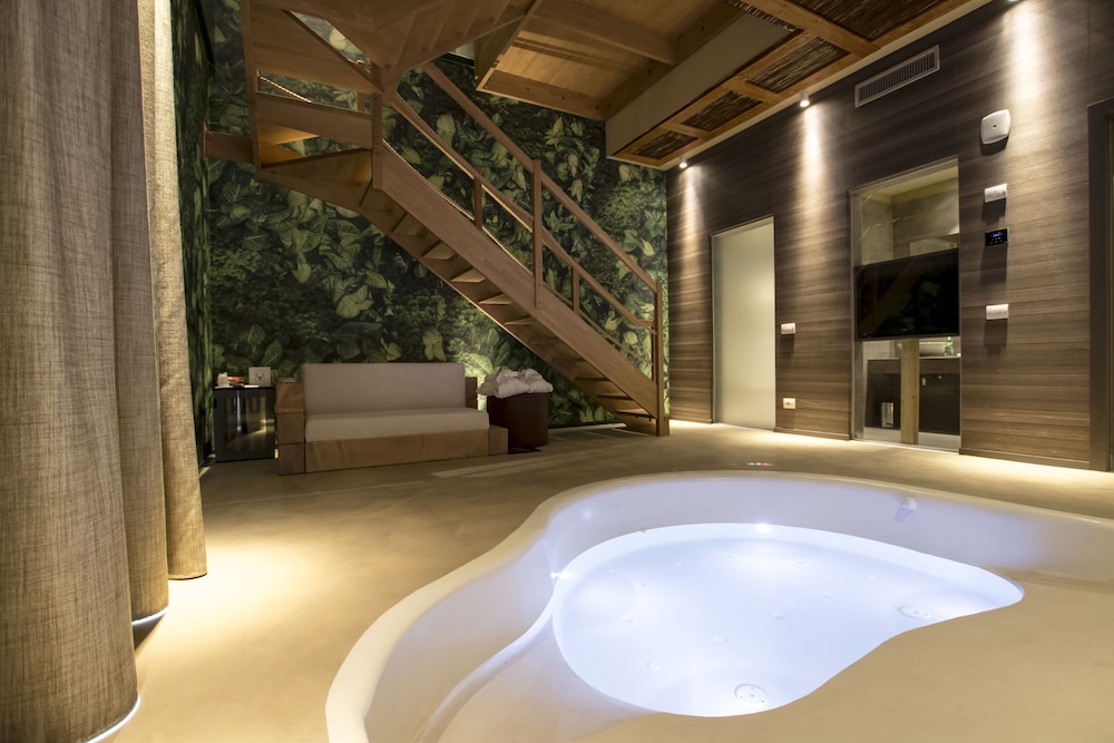 SUPERIOR, SUITE, PRIVATE POOL