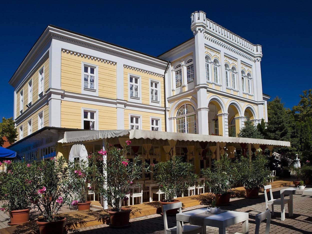 Astoria Hotel and Restaurant 9/41