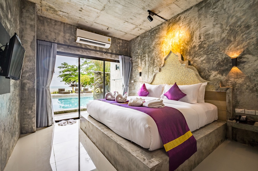 DELUXE, SEA VIEW, POOL ACCESS