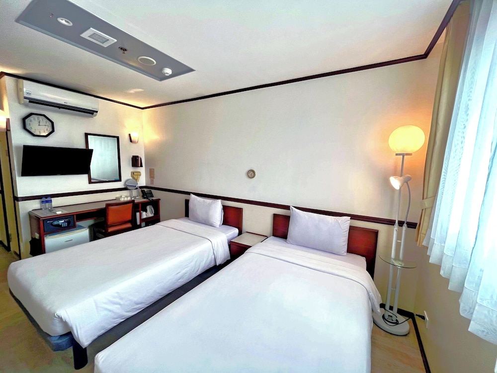 ROOM, TWIN BEDS, SMOKING