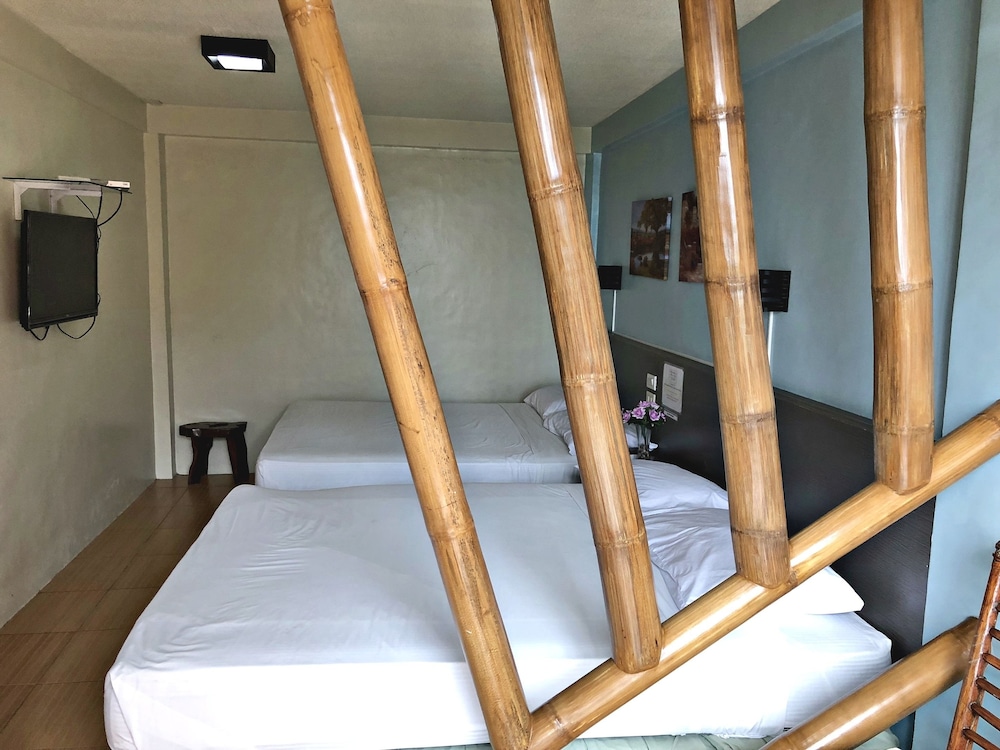 Pura Vida Resort 30/50