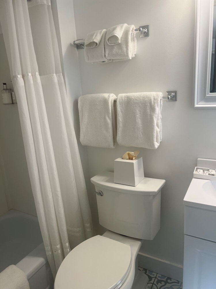Hyannis Inn 44/50