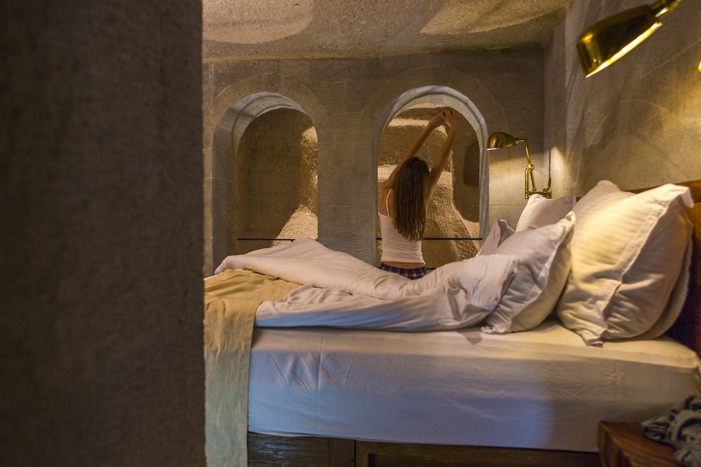 MILLSTONE CAVE SUITES 28/77