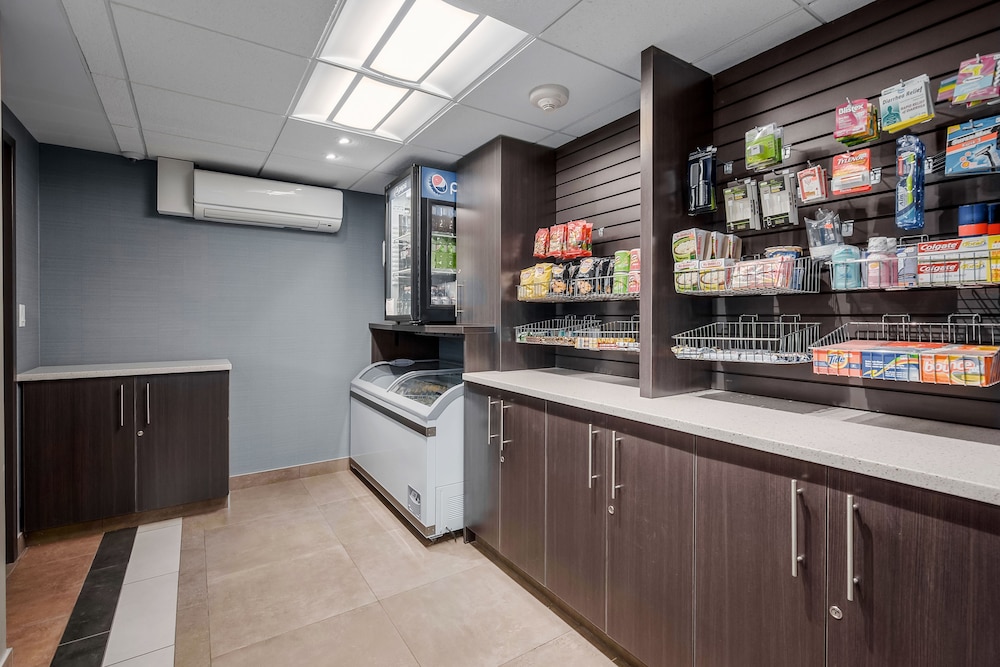 Coast Calgary Downtown Hotel and Suites by APA 7/61