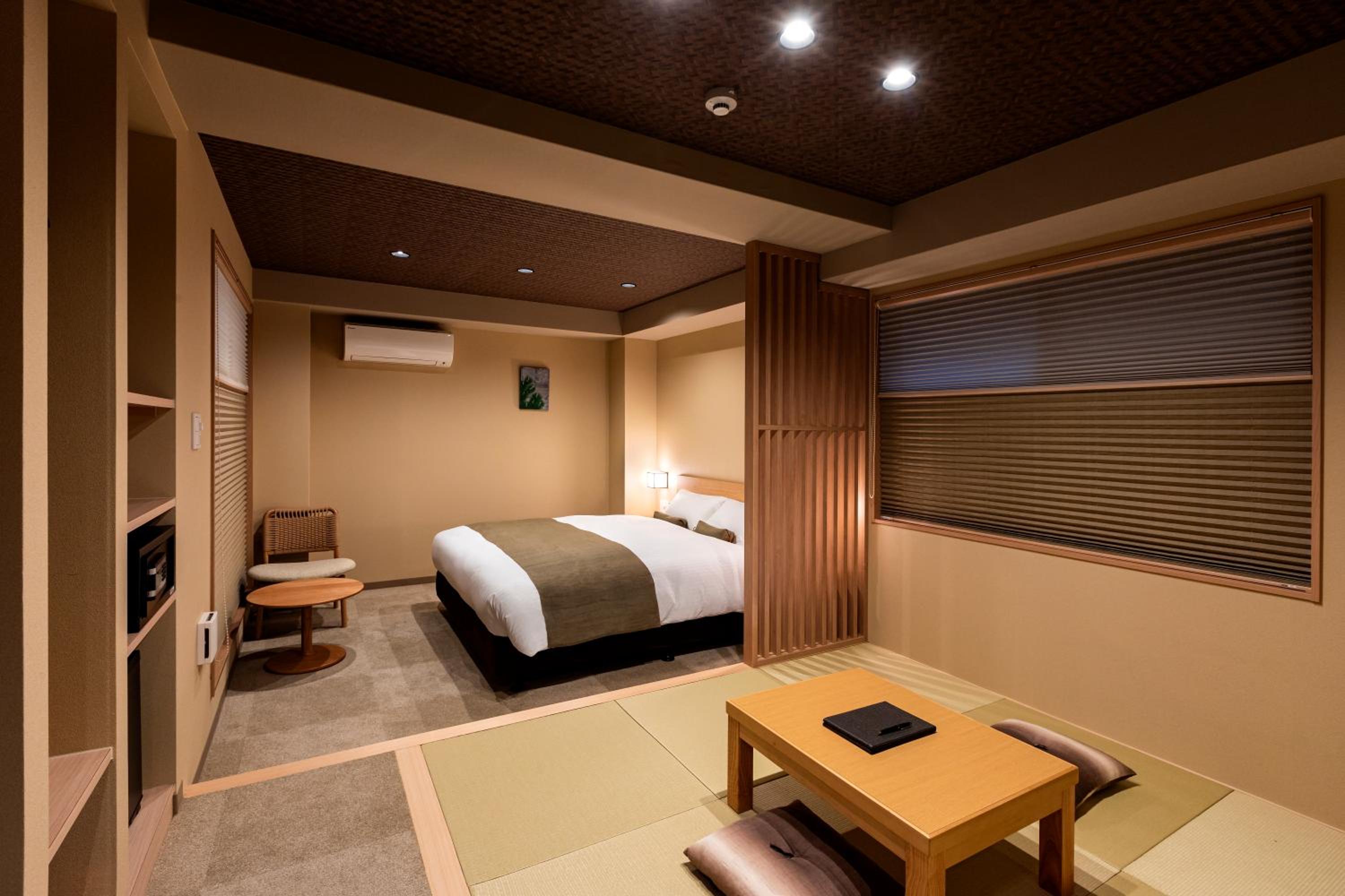 Type A, Queen Bed