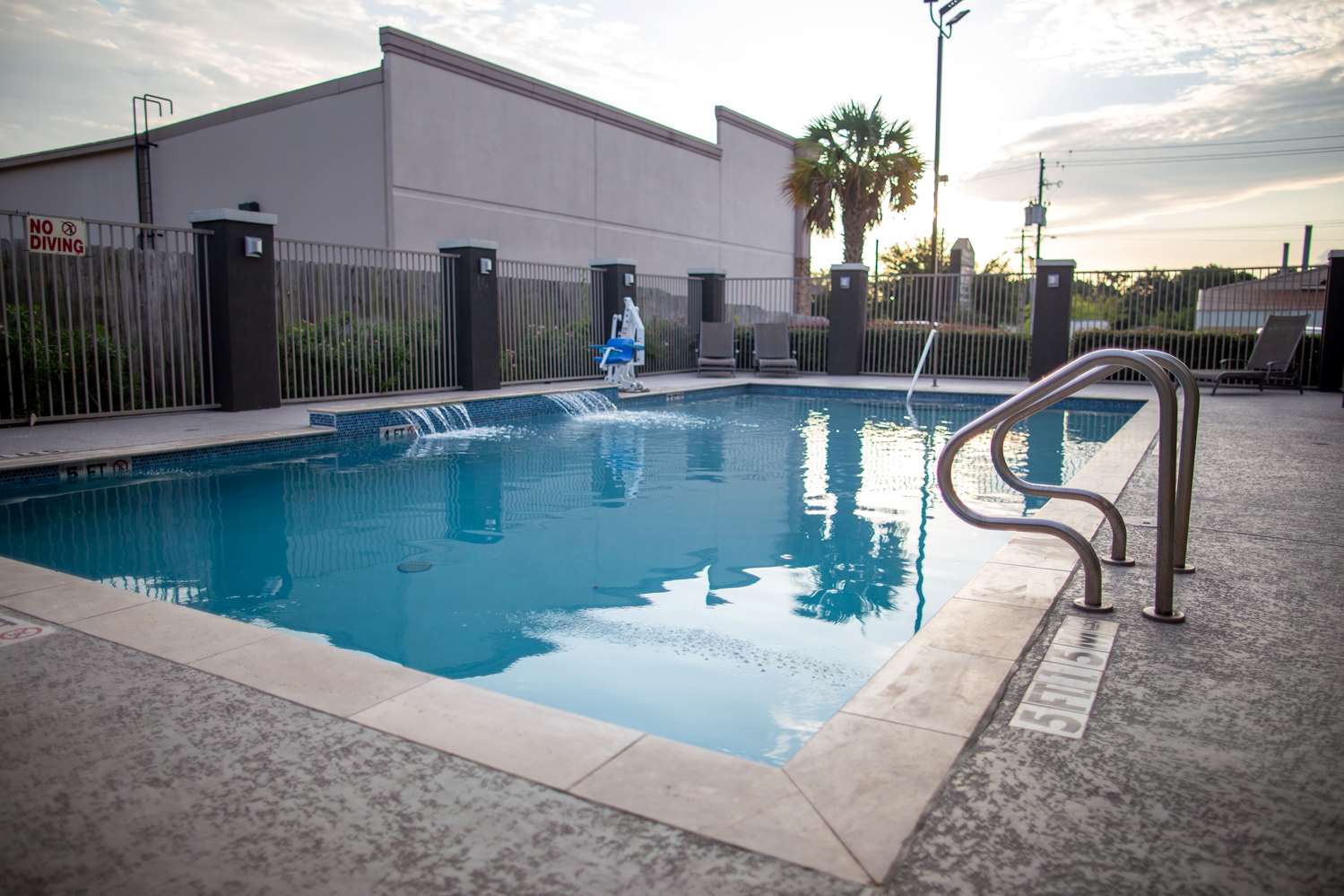 La Quinta Inn & Suites by Wyndham Houston East at Normandy 57/63