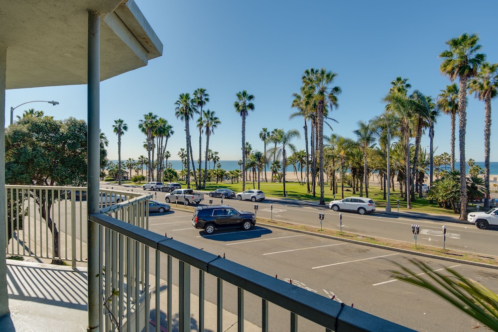 Bayside Hotel 63/74