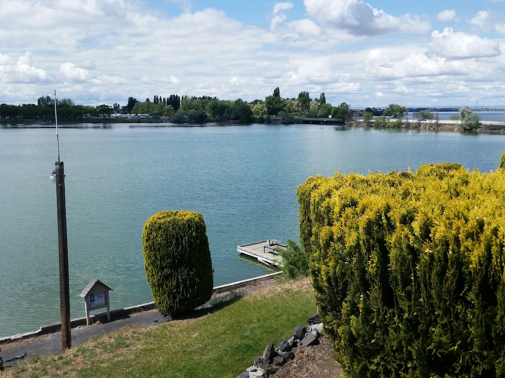 Lakeshore Inn 27/53