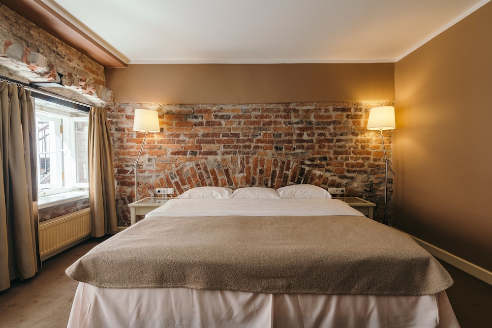 ROOM, DOUBLE BED