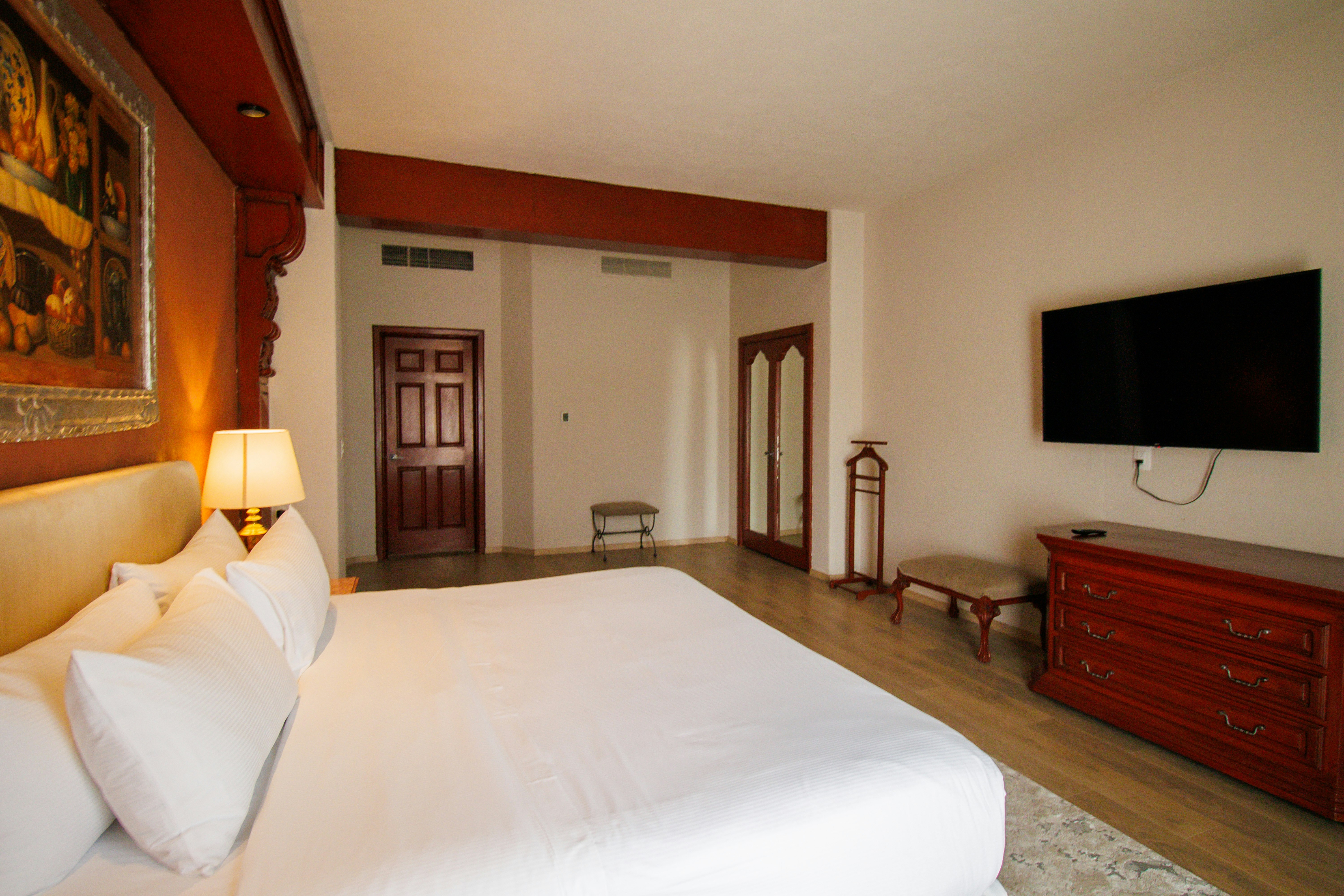 1 BEDROOM, SUITE, KING BED