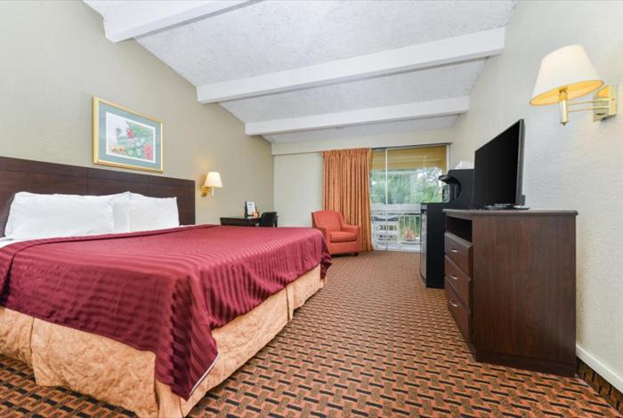 ROOM, KING BED, BALCONY OR PATIO