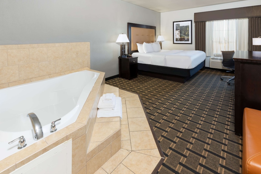 La Quinta Inn and Suites by Wyndham Mt. Pleasant 22/72