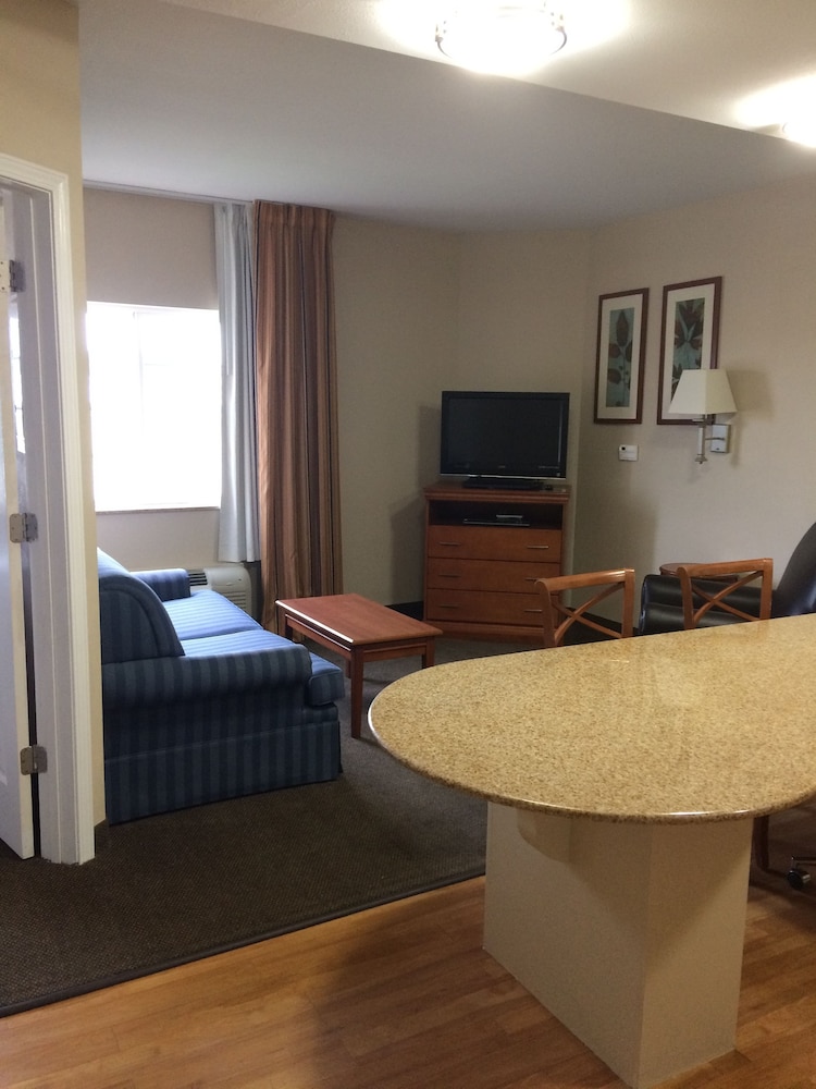 Candlewood Suites Jacksonville 28/72