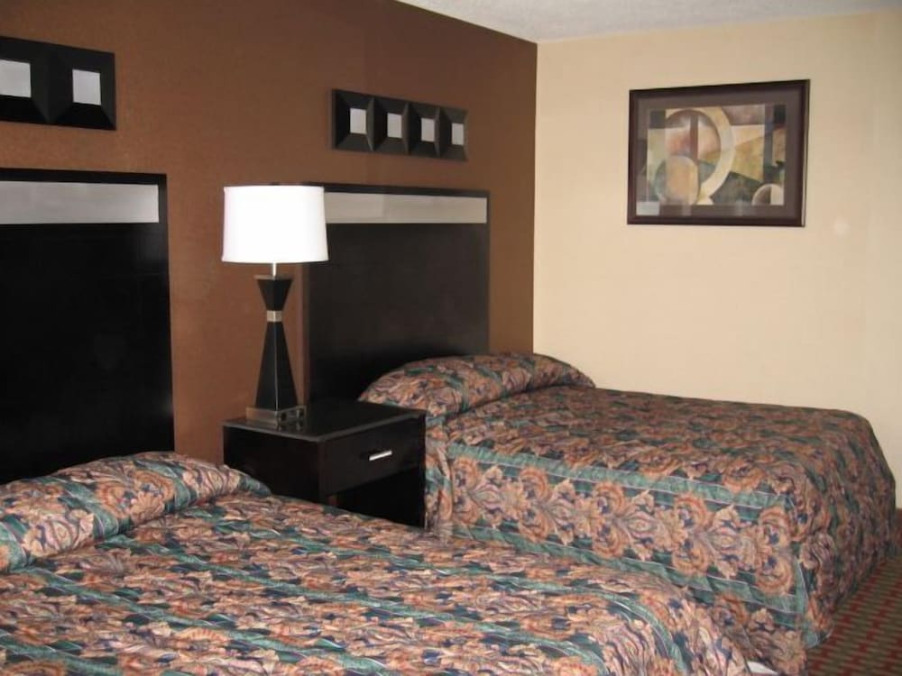 Townhouse Inn &amp; Suites 5/25