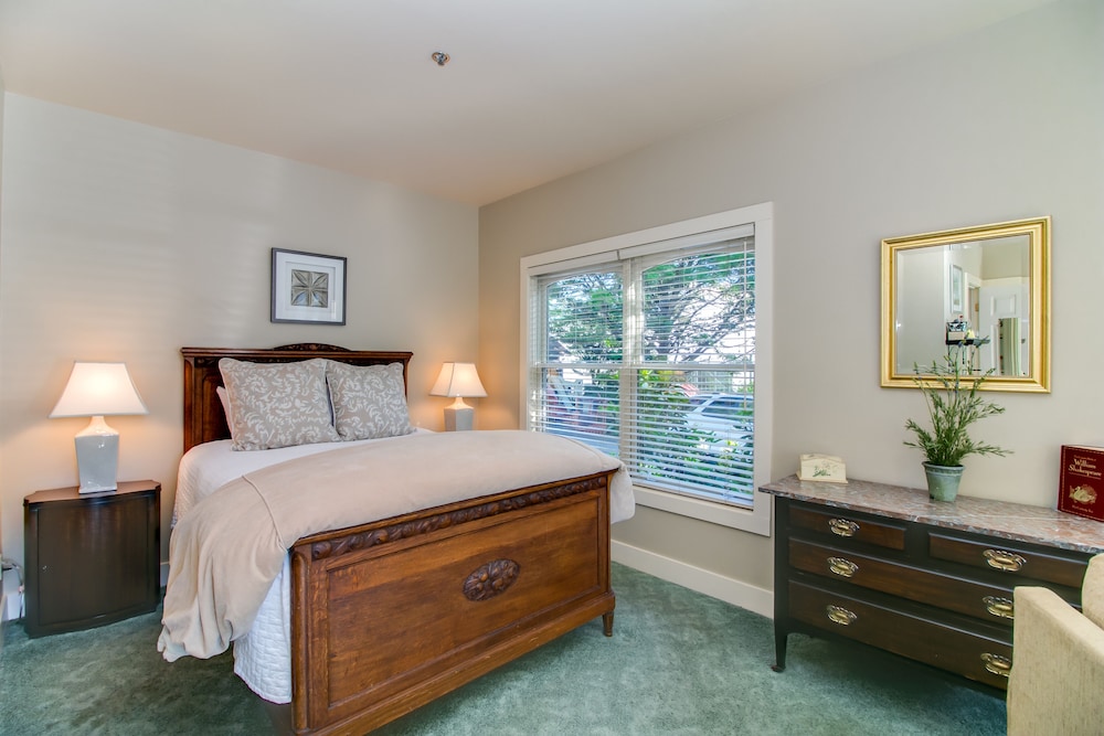 Courtyard, Suite, Queen Bed, Sofa