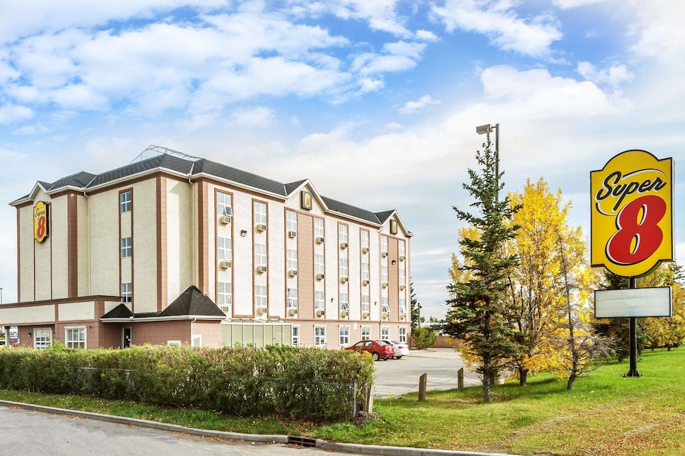 Super 8 by Wyndham Calgary Airport 1/24