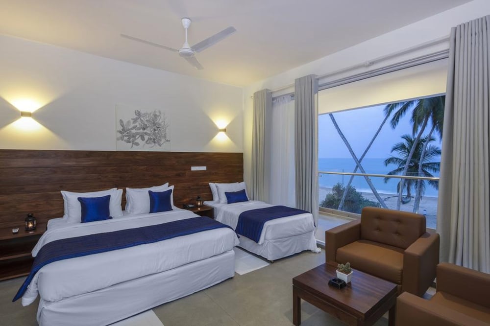 DELUXE, TRIPLE, KING BED, SEA VIEW, BATHTUB