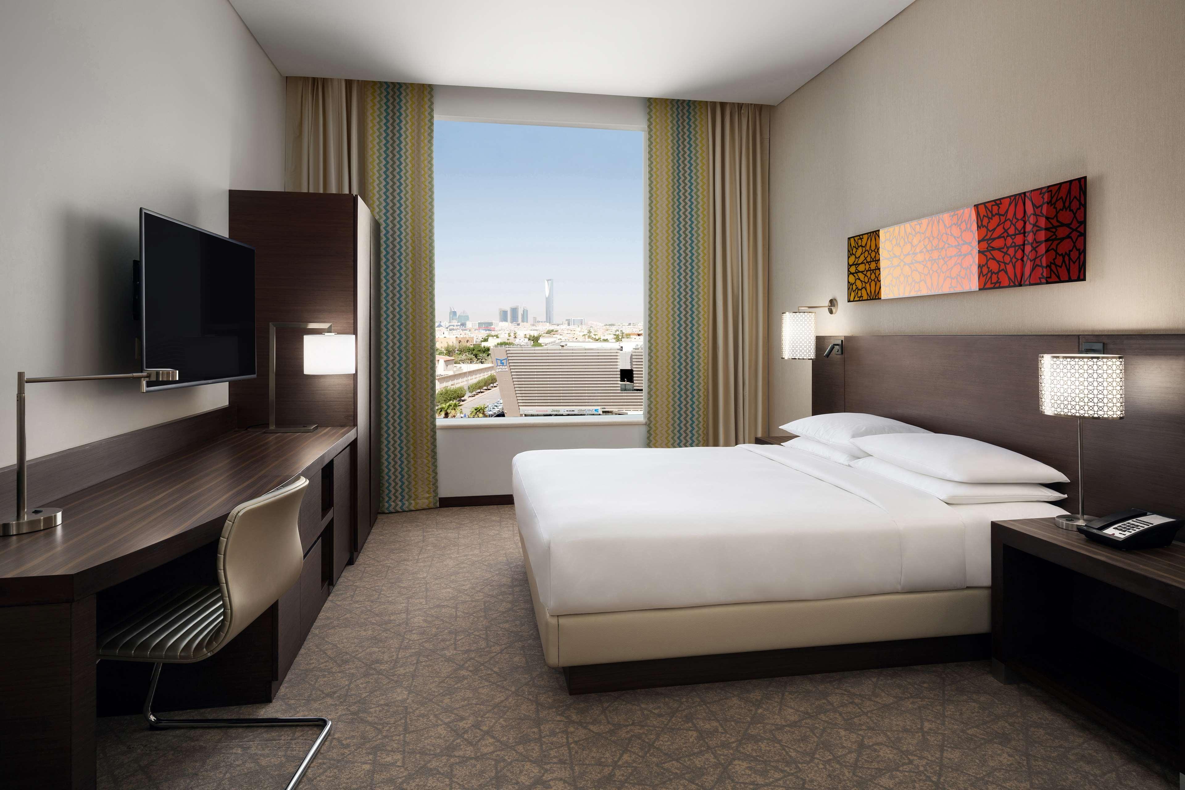 Room, King Bed, Hyatt Place Riyadh Al Sulaimania 2/2