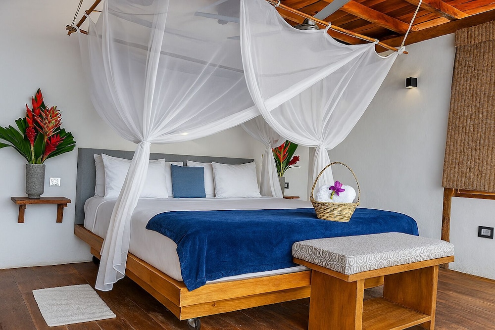 SUITE, KING BED, SEA VIEW