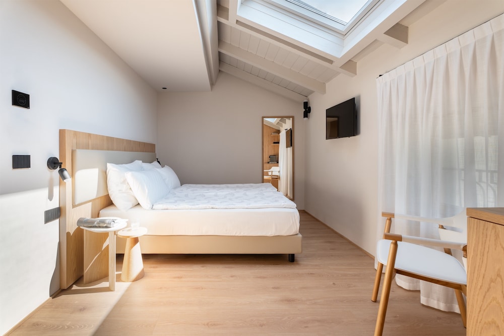 ROOM, DOUBLE OR TWIN BED, ATTIC