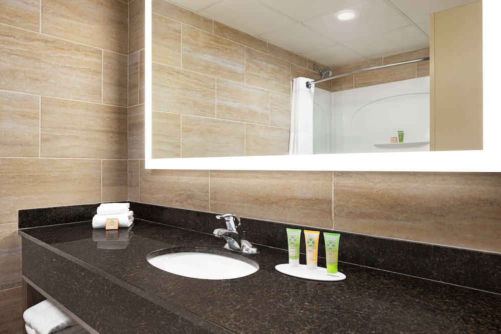 Garner Hotel Totowa by IHG 32/74