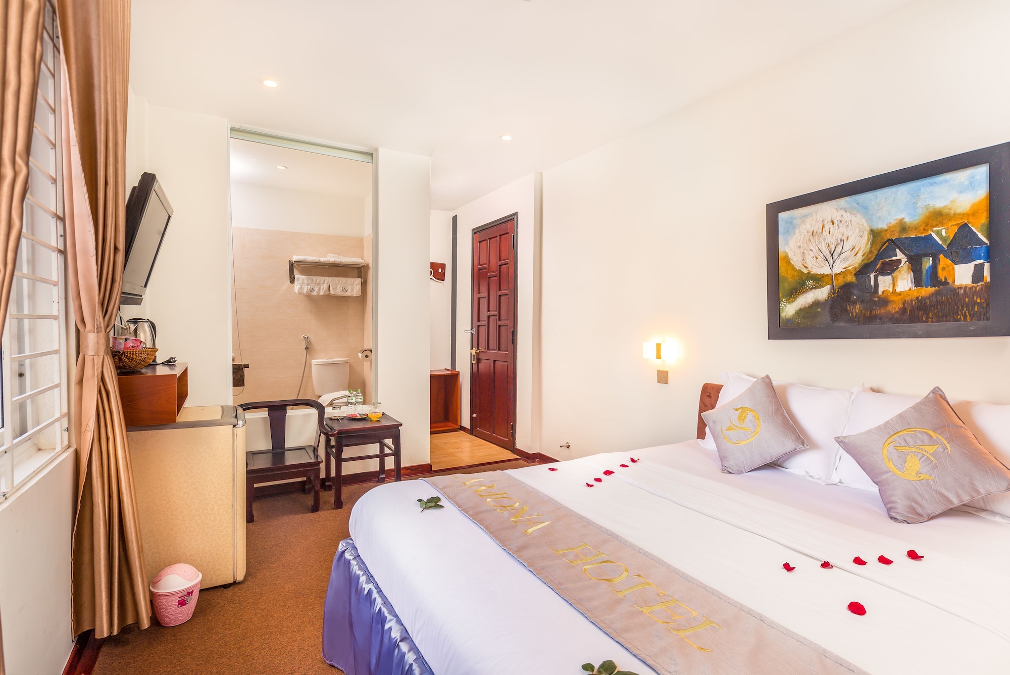 ROOM, DOUBLE BED