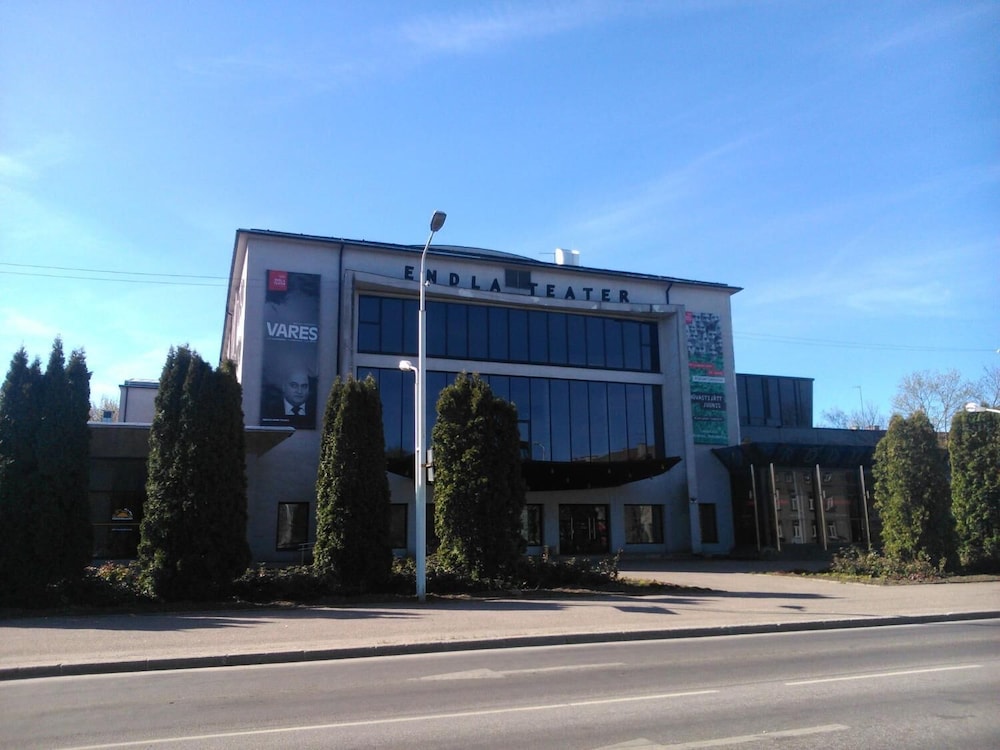 Victoria Hotel 4/49