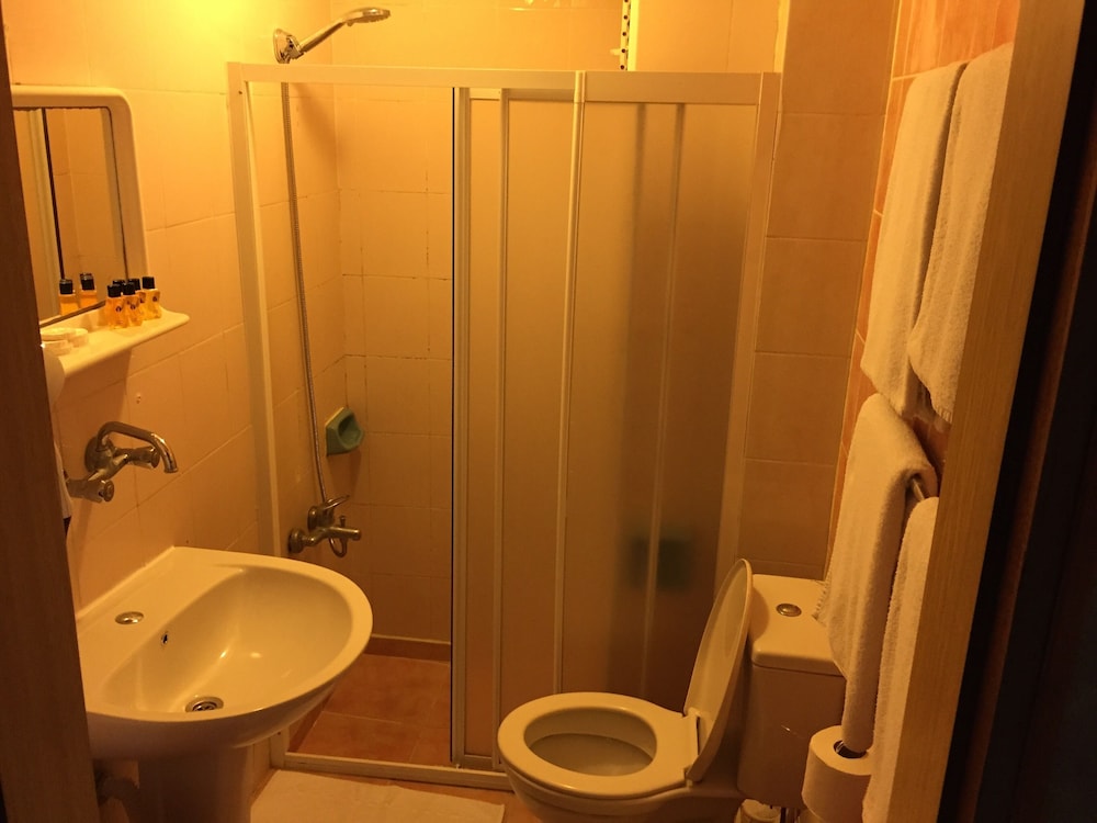 Istanbul Paris Hotel And Hostel 33/74