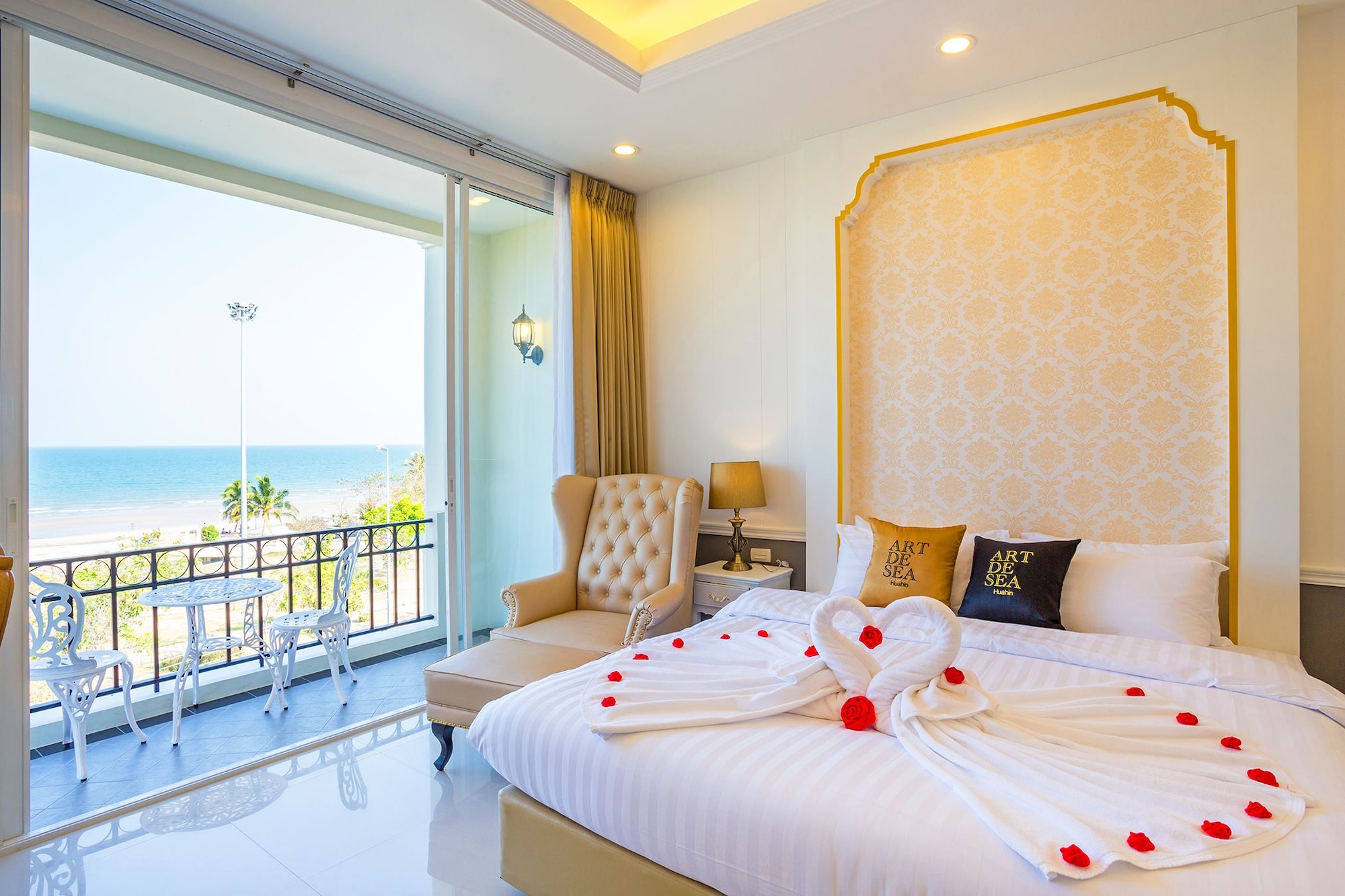 EXECUTIVE, KING BED