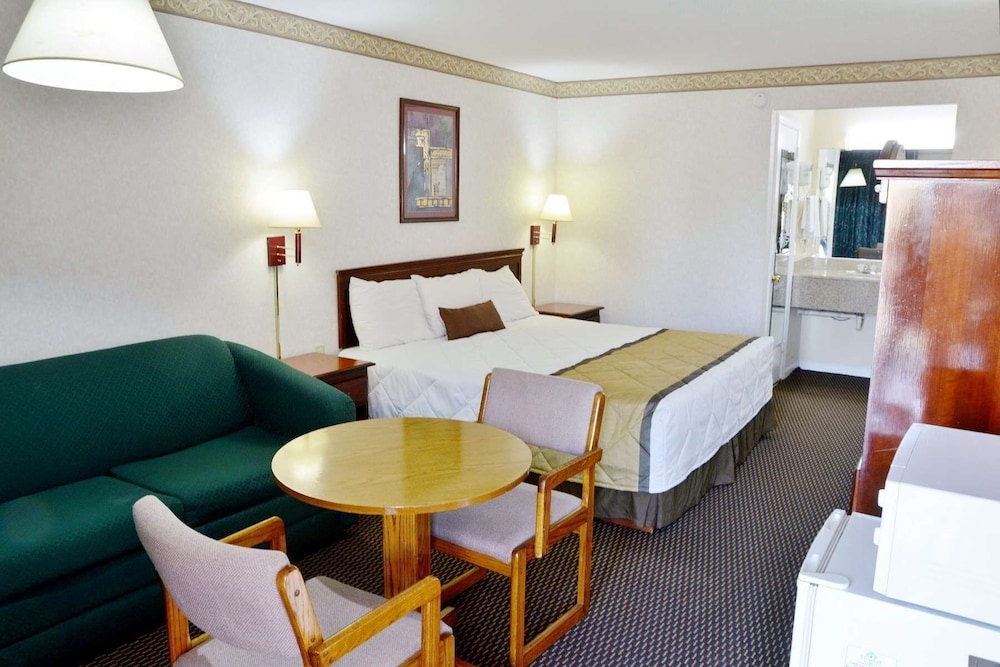Econo Lodge Calhoun North Damascus 30/41